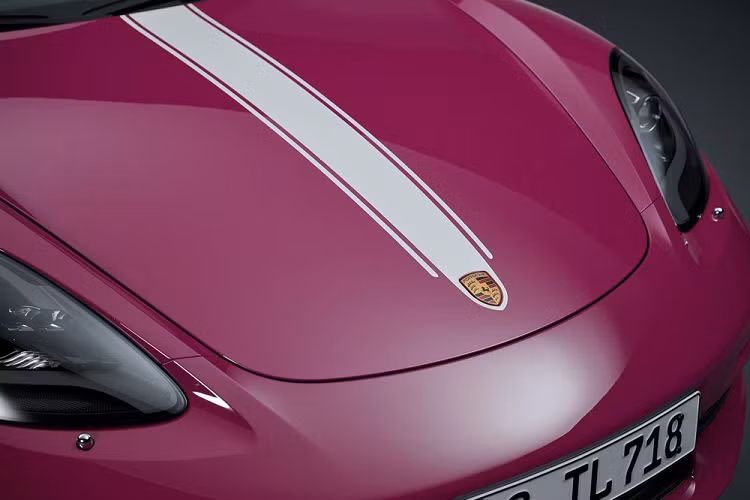 Nếu các đấng mày râu chưa biết tặng gì cho 1 nửa kia của mình, Porsche 718 Boxster Style Edition 2023 là lựa chọn không thể hợp lý hơn với ngoại thất được sơn màu Ruby Star Neo, một cách diễn giải hiện đại của Ruby Star được sử dụng lần đầu trên 964 Carrera RS