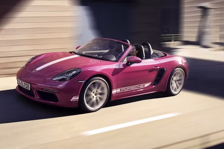 Hệ truyền động của xe Porsche 718 Boxster Style Edition 2023 vẫn là khối động cơ 4 xi-lanh tăng áp 2.0 lít, sản sinh công suất 300 mã lực và mô-men xoắn 380 Nm. Xe được trang bị số tay 6 cấp có thể tăng tốc từ vị trí xuất phát lên tốc độ 96 km/h chỉ trong thời gian 4,9 giây, còn nếu bấm vào gói tùy chọn PDK 7 tốc độ và Sport Chrono, xe chỉ mất 4,5 giây. Giá xe Porsche 718 Boxster Style Edition 2023 chưa được tiết lộ.