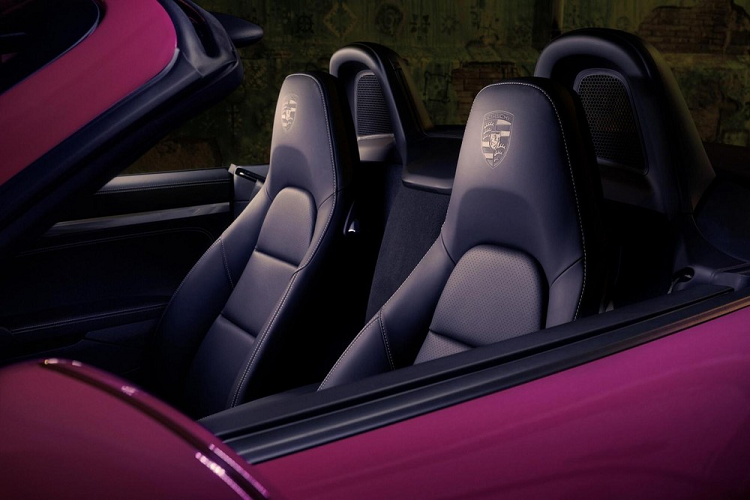 Tất nhiên là chiếc xe thể thao mui trần Porsche 718 Boxster Style Edition 2023 cũng được trang bị các tính năng tiêu chuẩn, bao gồm đèn pha bi-xenon với hệ thống đèn năng động của Porsche tích hợp đèn LED ban ngày 4 điểm, ống xả thể thao, camera quan sát phía sau, ParkAssist phía trước và phía sau, tự động làm mờ nội thất và ngoại thất. gương và điều hòa khí hậu tự động hai vùng.