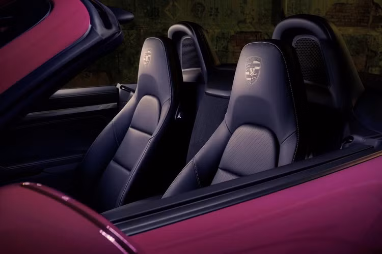 Tất nhiên là chiếc xe thể thao mui trần Porsche 718 Boxster Style Edition 2023 cũng được trang bị các tính năng tiêu chuẩn, bao gồm đèn pha bi-xenon với hệ thống đèn năng động của Porsche tích hợp đèn LED ban ngày 4 điểm, ống xả thể thao, camera quan sát phía sau, ParkAssist phía trước và phía sau, tự động làm mờ nội thất và ngoại thất. gương và điều hòa khí hậu tự động hai vùng.