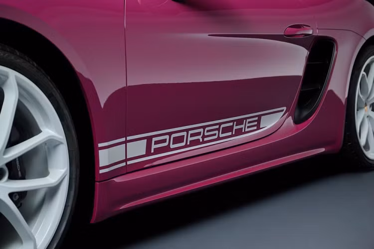Khách hàng có thể lựa chọn 1 trong 2 gói trang trí vớ màu đen hoặc màu trắng bao gồm các sọc trang trí trên mui xe và logo Porsche ở bên cạnh. Các bánh xe 20 inch cũng có thể được sơn màu trắng để thể hiện chất riêng của phiên bản Porsche 718 Boxster Style Edition 2023 màu hồng Ruby Star Neo.
