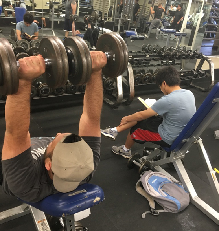 Vào đây yên tĩnh dễ học bài hơn chứ.