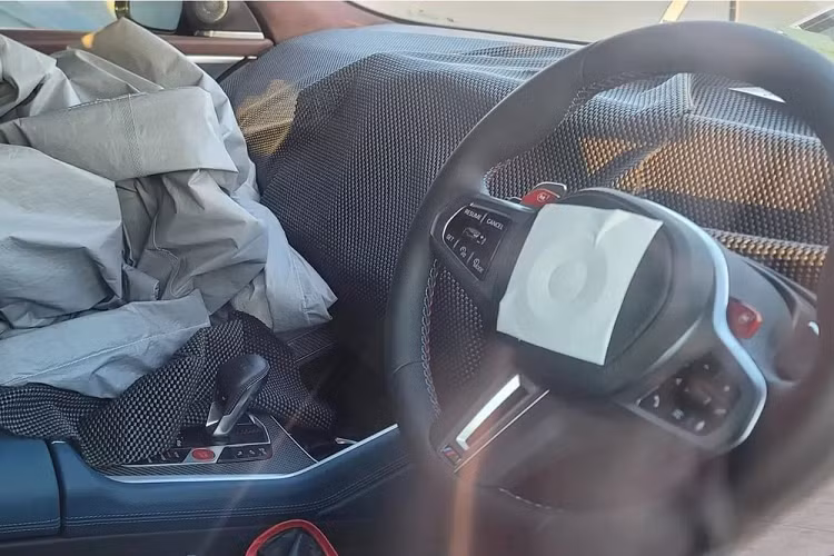 Ngoài động cơ trên, BMW XM còn có một tùy chọn nâng cao khác là động cơ V8 có công suất 738 mã lực và mômen xoắn cực đại 1.000 Nm đã xuất hiện khi BMW giới thiệu mẫu concept XM. Bên cạnh đó là tùy chọn hệ truyền động plugin hybrid giúp xe có thể vận hành ở cả hai chế độ điện hoàn toàn hoặc hybrid, trong đó chế độ vận hành hoàn toàn bằng điện của hệ thống này có thể giúp xe hoạt động đến 80km.