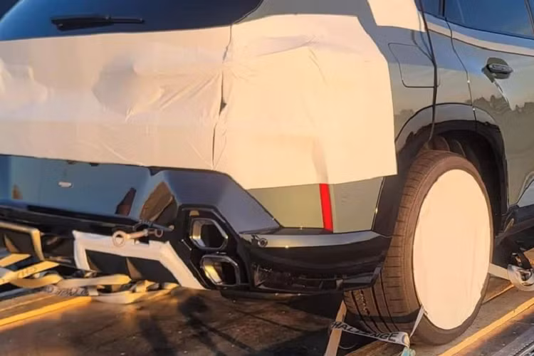 Ở nội thất, khoang hành khách của BMW XM có vẻ như mang thiết kế hai tông màu, bệ tì tay được bọc da màu xanh. Trong khi đó vô lăng của xe được tích hợp hai nút chức năng M, đặc trưng của các xe thương hiệu BMW M. Được biết, hai phim chức năng M này sẽ điều khiển hệ thống điện tử hỗ trợ cho động cơ V8 hoàn toàn mới, có công suất 644 mã lực va fmômen xoắn cực đại 800 Nm.