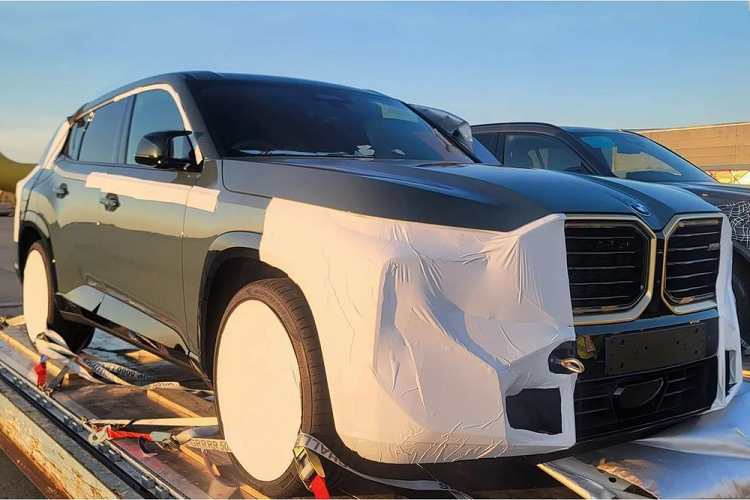 Khihãng xe sang Đưc lần đầu giới thiệu mẫu xe ý tưởng BMW XM 2023 mới, mẫu xe này ngay lập tức gây chú ý với thiết kế lưới tản nhiệt kích thươc lớn, thân xe có phần tròn trịa và đèn pha siêu nhỏ. Kể từ khi đó, mẫu xe này đã gây ra nhiều tranh cãi trong cộng đồng yêu xe. Mới đây hình ảnh phiên bản sản xuất của BMW XM đã được đăng tải khiến tranh cãi càng trở nên căng thẳng hơn.