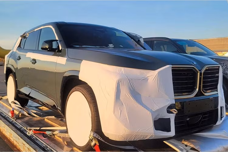 Khihãng xe sang Đưc lần đầu giới thiệu mẫu xe ý tưởng BMW XM 2023 mới, mẫu xe này ngay lập tức gây chú ý với thiết kế lưới tản nhiệt kích thươc lớn, thân xe có phần tròn trịa và đèn pha siêu nhỏ. Kể từ khi đó, mẫu xe này đã gây ra nhiều tranh cãi trong cộng đồng yêu xe. Mới đây hình ảnh phiên bản sản xuất của BMW XM đã được đăng tải khiến tranh cãi càng trở nên căng thẳng hơn.