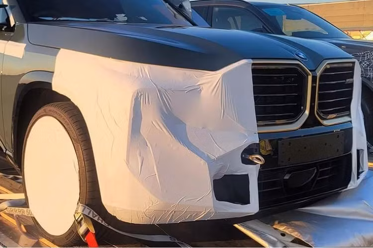 Chiếc BMW XM bản thương mại này được chụp tại một sân bay, cho thấy bản thương mại XM với ngoại hình khá giống mẫu xe ý tưởng. Tiêu biểu chính là lưới tản nhiệt quả thận mới với kích thước "khổng lồ", trong khi đó một số đường nét khác đã được cải tiến nhằm phù hợp hơn, bớt táo bạo đi so với mẫu xe ý tưởng. Dù vậy, mẫu BMW XM mới này vẫn khiến không ít cộng đồng người yêu xe tranh cãi về thiết kế.