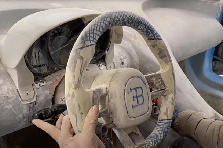 Chưa hết, dãy nút bấm trung tâm cũng được mô phỏng từ xe thật, cần số bọc da mới được tinh chỉnh, ốp sợi carbon xuất hiện rộng rãi trong nội thất. Đáng chú ý, xe được trang bị ghế kiểu xe đua ôm lấy người, bọc da dày dặn.