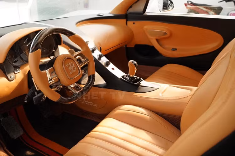 Nhóm đã chọn màu chủ đạo cho khoang cabin là màu nâu, tạo vẻ cao cấp, sang trọng và ấm áp cho chiếc Bugatti Chiron độc nhất Việt Nam. Kết hợp với đó là vô lăng bọc da, ốp sợi carbon, trang trí bằng crôm và log Bugatti cỡ lớn. Đồng hồ được lấy từ xe Toyota sang.