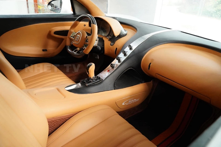 Trần xe cũng được bọc da lộ. Từng chi tiết nhỏ đều được chăm chút, điển hình là logo Chiron Super Sport được thêu ở vị trí bệ trung tâm, gần chỗ để chân của người lái và hành khách.