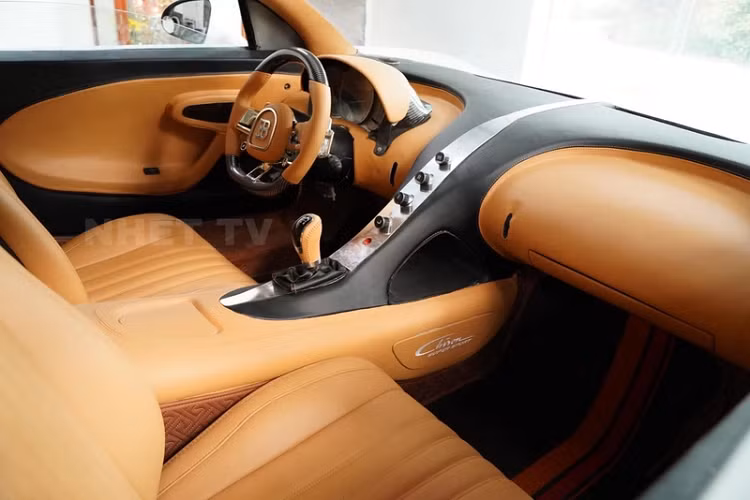 Trần xe cũng được bọc da lộ. Từng chi tiết nhỏ đều được chăm chút, điển hình là logo Chiron Super Sport được thêu ở vị trí bệ trung tâm, gần chỗ để chân của người lái và hành khách.