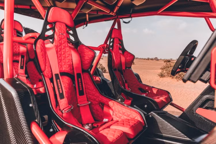 Crawler đi kèm với một buồng lái kỹ thuật số hoàn toàn mượn từ Mercedes và một màn hình định vị GPS 12 inch chống thấm nước, chịu nhiệt độ cao bổ sung được gắn ở phía hành khách.