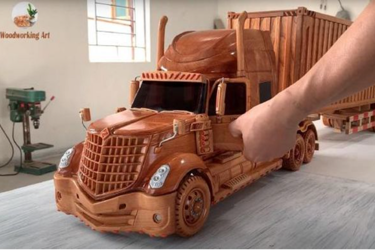 International LoneStar made in Vietnam bằng gỗ này cũng đi kèm với các bộ phận chuyển động và cửa mở như hàng thật.