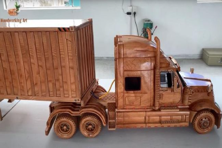 Theo Autoevolution, mô hình xe đầu kéo bằng gỗ của thợ Việt được đánh giá cao là bởi nghệ nhân đã kiên nhẫn dành thời gian để khắc chính xác từng bộ phận nhỏ, bao gồm hệ thống treo, đèn pha, gương, gạt nước, biển số, logo…