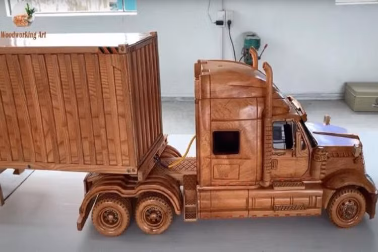 Theo Autoevolution, mô hình xe đầu kéo bằng gỗ của thợ Việt được đánh giá cao là bởi nghệ nhân đã kiên nhẫn dành thời gian để khắc chính xác từng bộ phận nhỏ, bao gồm hệ thống treo, đèn pha, gương, gạt nước, biển số, logo…