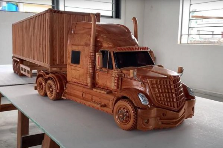 Không chỉ tạo tác những khe hở trên lưới tản nhiệt trở nên đặc biệt, mô hình xe International LoneStar bằng gỗ ghi lại được những đường cong hoàn hảo tựa như trên xe thật.