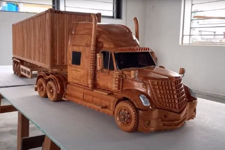 Không chỉ tạo tác những khe hở trên lưới tản nhiệt trở nên đặc biệt, mô hình xe International LoneStar bằng gỗ ghi lại được những đường cong hoàn hảo tựa như trên xe thật.
