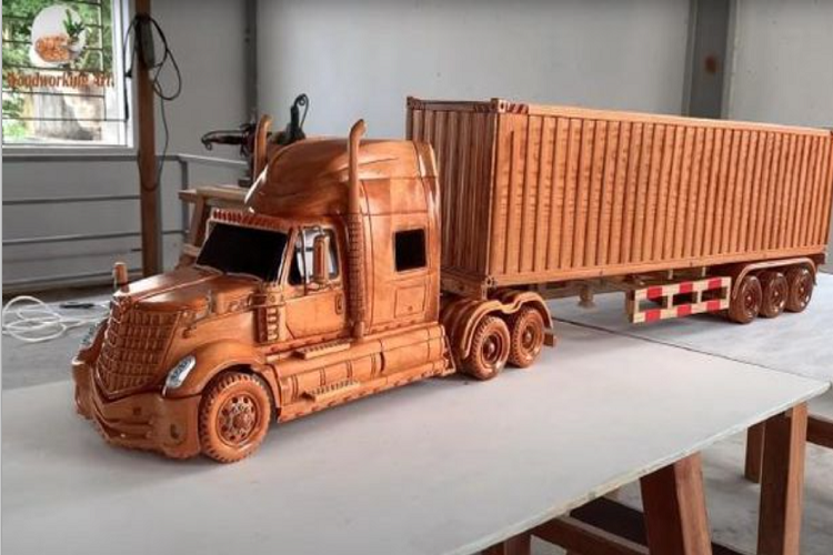 International LoneStar đầu kéo ra mắt lần đầu vào năm 2009 và là dòng xe đầu kéo Mỹ được yêu thích của các công ty vận tải container. Chiếc xe này có đặc điểm nhận biết ở đầu xe với mặt tản nhiệt đục 36 lỗ. Bởi thế, khi tạo tác mô hình từ gỗ, người thợ Việt rất chú trọng chi tiết này.