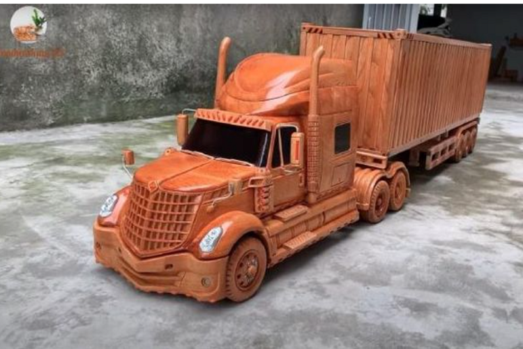 Giống như nhiều mô hình xe bằng gỗ khác của nghệ nhân, International LoneStar cũng được chạm khắc với sự tỉ mỉ đến từng chi tiết, bao gồm bản lề cửa, ống xả thẳng đứng và thậm chí cả đai ốc trên bánh xe.