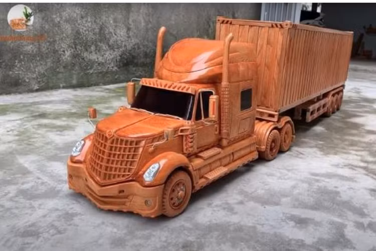 Giống như nhiều mô hình xe bằng gỗ khác của nghệ nhân, International LoneStar cũng được chạm khắc với sự tỉ mỉ đến từng chi tiết, bao gồm bản lề cửa, ống xả thẳng đứng và thậm chí cả đai ốc trên bánh xe.