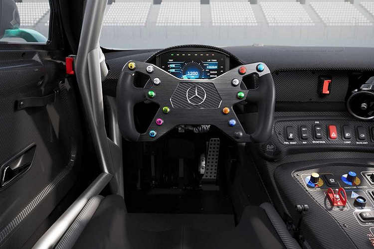 Nhằm tối ưu hóa trọng lượng cho xe, hầu hết các chi tiết trong khoang cabin đều được làm từ sợi carbon, như ghế ngồi, bảng điều khiển trung tâm, mặt taplo… Vô lăng thiết kế dạng cánh bướm kết hợp nhiều phím chức năng. Ngoài ra, GT2 còn được trang bị khung chống lật, hệ thống chữa cháy và cửa thoát hiểm trên mái xe.