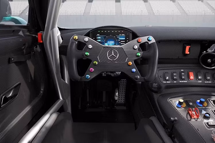 Nhằm tối ưu hóa trọng lượng cho xe, hầu hết các chi tiết trong khoang cabin đều được làm từ sợi carbon, như ghế ngồi, bảng điều khiển trung tâm, mặt taplo… Vô lăng thiết kế dạng cánh bướm kết hợp nhiều phím chức năng. Ngoài ra, GT2 còn được trang bị khung chống lật, hệ thống chữa cháy và cửa thoát hiểm trên mái xe.