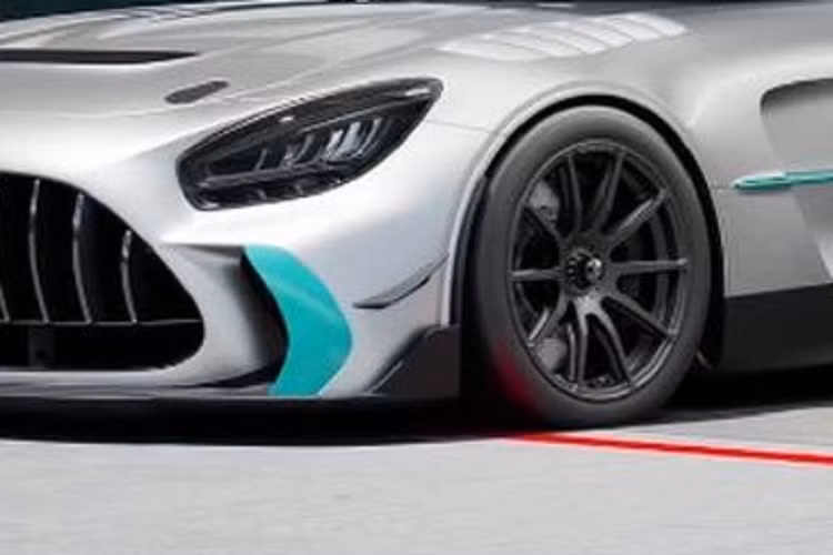 Sức mạnh được truyền đến bánh sau thông qua hộp số đua 6 cấp với khả năng điều chỉnh tỉ số truyền ở từng cấp số. Để hỗ trợ cho khối động cơ vận hành mượt mà, ngoại hình siêu xe Mercedes-AMG GT2 được thiết kế nhằm tối ưu tính khí động học. Cụ thể, phần nắp capo được làm từ chất liệu carbon với thiết kế lỗ thoát khí lớn đặt giữa.