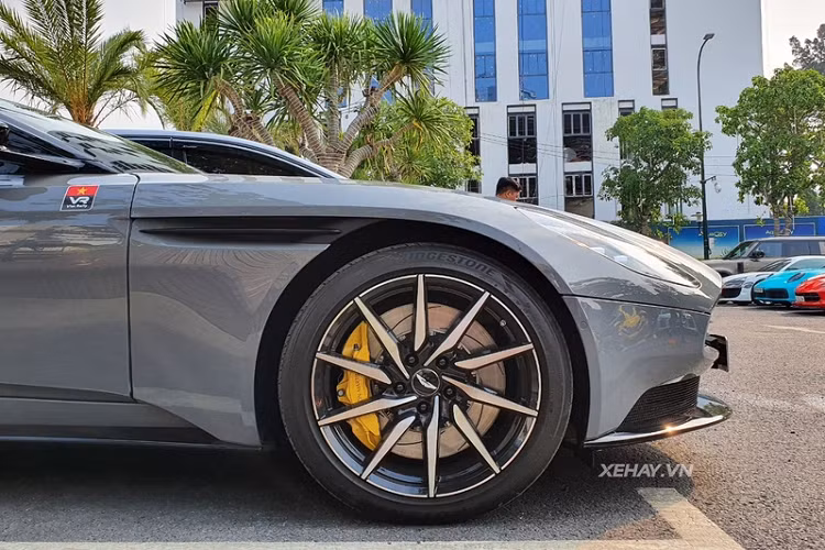 Chiếc DB11 thứ 7 về nước được trang bị gói Exterior Finished theo tông màu tối, bao gồm các chi tiết được sơn đen bóng như líp trước, ốp gương chiếu hậu,ốp sườn,mui xe và bộ khuếch tán đều được sơn đen bóng... tạo cái nhìn nam tính hơn khi kết hợp cùng màu sơn xám China Grey.