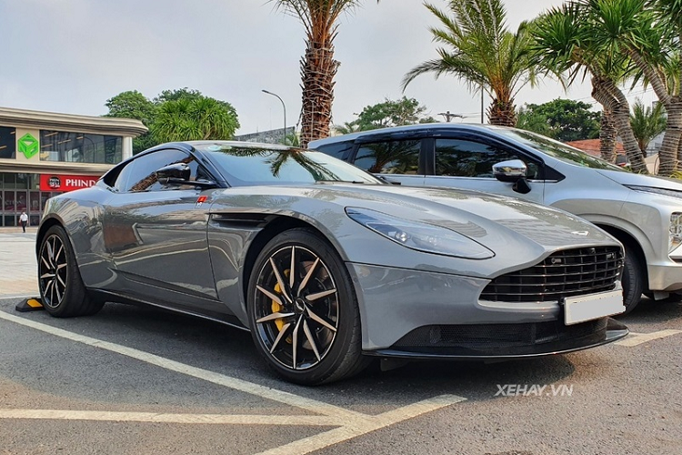 Được biết, mức giá xe Aston Martin DB11 V8 chính hãng tại thị trường Việt Nam hiện đang là 15,686 tỷ VNĐ, chưa bao gồm tùy chọn cũng như chi phí lăn bánh cho xe.