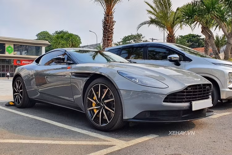 Được biết, mức giá xe Aston Martin DB11 V8 chính hãng tại thị trường Việt Nam hiện đang là 15,686 tỷ VNĐ, chưa bao gồm tùy chọn cũng như chi phí lăn bánh cho xe.