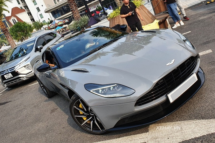 Về truyền động, chiếc Aston Martin DB11 này được cung cấp khối động cơ V8, tăng áp kép, dung tích 4.0 lít, sản sinh công suất tối đa 510 mã lực và mô-men xoắn cực đại 675 Nm. Động cơ này kết hợp hộp số tự động ZF 8 cấp và hệ dẫn động cầu sau cho phép xe tăng tốc từ 0 – 100 km/h trong vòng 4 giây trước khi đạt đến vận tốc tối đa 301 km/h.