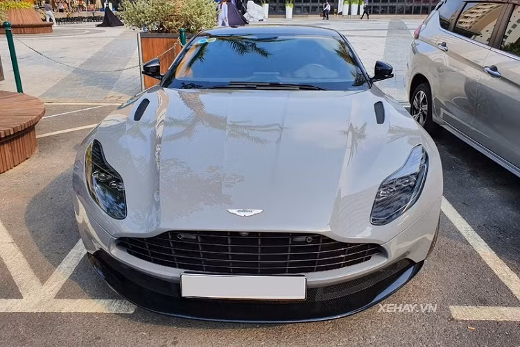 Trên nắp capo, Aston Martin DB11 V8 có 2 khe tản nhiệt cỡ lớn thay vì 4 khe như bản DB11 V12.