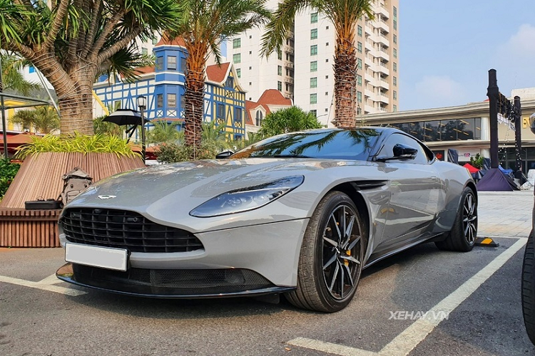 Có một điều khá thú vị là mỗi chiếc Aston Martin DB11 ở Việt Nam đều sở hữu một màu sơn khác nhau. Chiếc đầu tiên có màu xám lông chuột, chiếc thứ 2 là màu đen Ultramarine Black, chiếc thứ 3 có màu bạc Skyfall Silver, chiếc thứ 4 có nước sơn cam Cosmos Orange, chiếc thứ 5 mang màu Kopi Bronze, chiếc thứ 6 mang màu sơn trắng Morning Frost White và cuối cùng là chiếc DB11 V8 thứ 7 có màu xám China Grey.