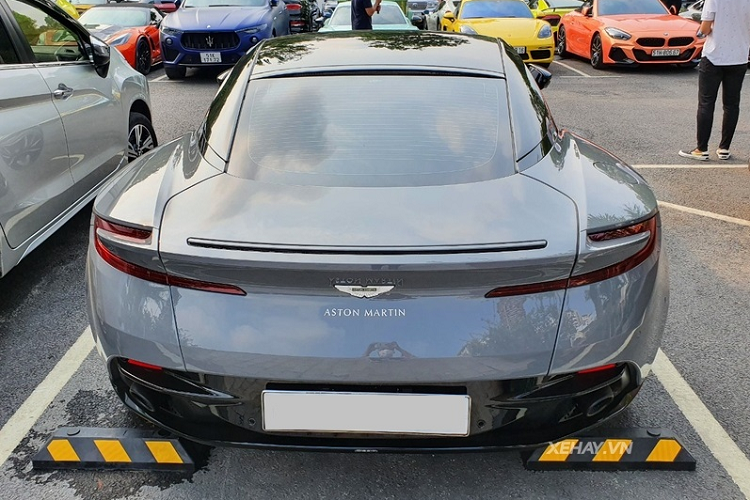 Ngoại thất siêu xe Aston Martin DB11 mới về nước được tô điểm thêm bằng gói Exterior Finished theo tông màu tối, bao gồm các chi tiết được sơn đen bóng như líp trước, ốp gương chiếu hậu, ốp sườn, mui xe và bộ khuếch tán đều được sơn đen bóng... Thêm vào đó là bộ mâm đa chấu kép với 2 tông màu cùng cùm phanh màu vàng nổi bật.