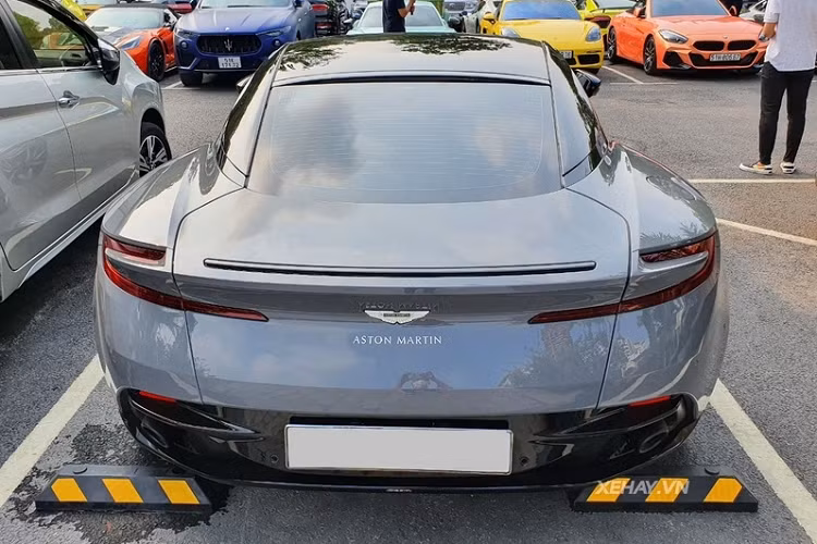 Ngoại thất siêu xe Aston Martin DB11 mới về nước được tô điểm thêm bằng gói Exterior Finished theo tông màu tối, bao gồm các chi tiết được sơn đen bóng như líp trước, ốp gương chiếu hậu, ốp sườn, mui xe và bộ khuếch tán đều được sơn đen bóng... Thêm vào đó là bộ mâm đa chấu kép với 2 tông màu cùng cùm phanh màu vàng nổi bật.