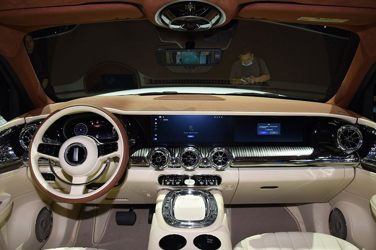 Tương tự ngoại thất, nội thất của WEY Yuanmeng 2023 cũng thiết kế theo phong cách xe hơi cổ điển với những chi tiết mạ crôm như cửa gió điều hòa, các phím cơ học....