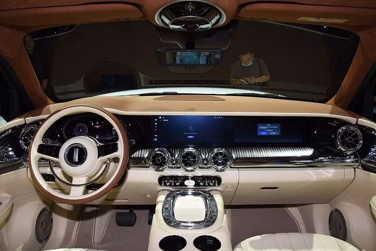 Tương tự ngoại thất, nội thất của WEY Yuanmeng 2023 cũng thiết kế theo phong cách xe hơi cổ điển với những chi tiết mạ crôm như cửa gió điều hòa, các phím cơ học....