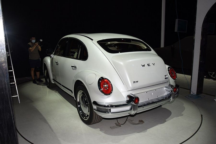 Cản dưới được bao quanh bởi thanh mạ crom bóng bẩy, đi cùng với đèn sương mù tròn. Mâm xe nhỏ, đúc theo phong cách cổ điển và mạ crôm sáng bóng. Phía sau, cửa cốp của xe phồng lên để tăng diện tích chứa đồ. Đèn hậu tròn, cản sau được ốp thanh crom, tích hợp đèn phản quang tròn tương tự thiết kế mặt trước.