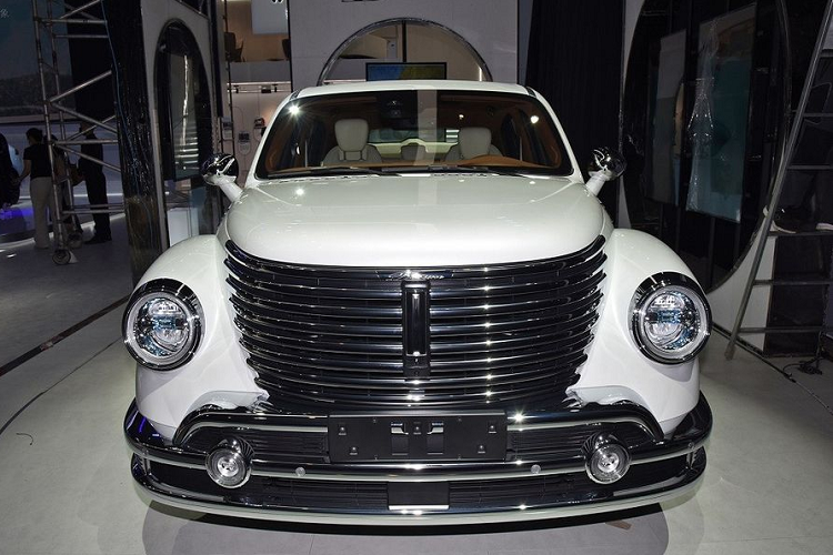 Tuy nhiên, đây là mẫu xe hoàn toàn mới và sẽ bán ra tại Trung Quốc trong thời gian tới. Được thiết kế dựa trên cảm hứng từ các mẫu xe thập niên 50, ngoại hình WEY Yuanmeng 2023 hoài cổ gây ấn tượng với cụm lưới tản nhiệt cỡ lớn tạo nên bởi những thanh nẹp mạ crom to bản đặt ngang. Cụm đèn pha thiết kế dạng tròn đậm chất hoài cổ.