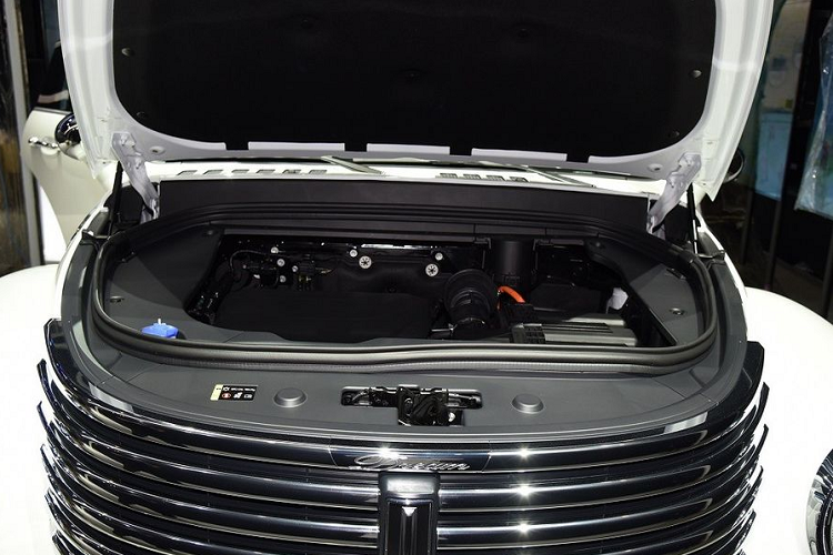 Các trang bị hiện đại cũng không hề thiếu trên mẫu xe này, tiêu biểu như: vô lăng tích hợp phím chức năng, bảng đồng hồ kỹ thuật số, màn hình giải trí trung tâm, hệ thống âm thanh Infinity và cửa sổ trời…