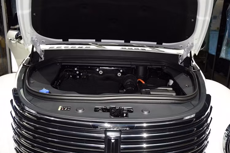 Các trang bị hiện đại cũng không hề thiếu trên mẫu xe này, tiêu biểu như: vô lăng tích hợp phím chức năng, bảng đồng hồ kỹ thuật số, màn hình giải trí trung tâm, hệ thống âm thanh Infinity và cửa sổ trời…