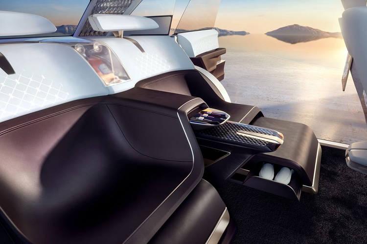 Mui xe được làm bằng kính điện tử cho phép ánh sáng chiếu vào khi lái xe, sau đó ngả màu khi đỗ xe để che giấu bất cứ thứ gì bên trong. Táp lô phía trước xuất hiện màn ngang khổ lớn với chiều rộng siêu khủng kéo gần tới 2 góc. Đặc biệt, Lincoln Star Concept sở hữu tính năng Lounge Mode được kích hoạt khi mở cửa sau. Khi đó, hàng ghế sau sẽ được quay hướng phía đuôi xe để người dùng ngắm cảnh. 