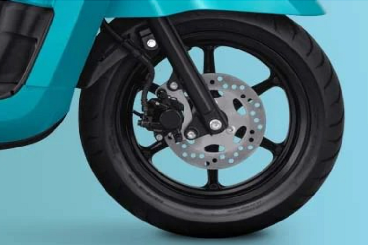 Đi kèm với động cơ trên là bộ phát điện thông minh Smart Motor Generator, có vai trò hỗ trợ xe tăng tốc trong 3 giây, qua đó giúp xe đạt vận tốc cần thiết nhanh hơn.