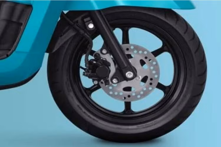 Đi kèm với động cơ trên là bộ phát điện thông minh Smart Motor Generator, có vai trò hỗ trợ xe tăng tốc trong 3 giây, qua đó giúp xe đạt vận tốc cần thiết nhanh hơn.