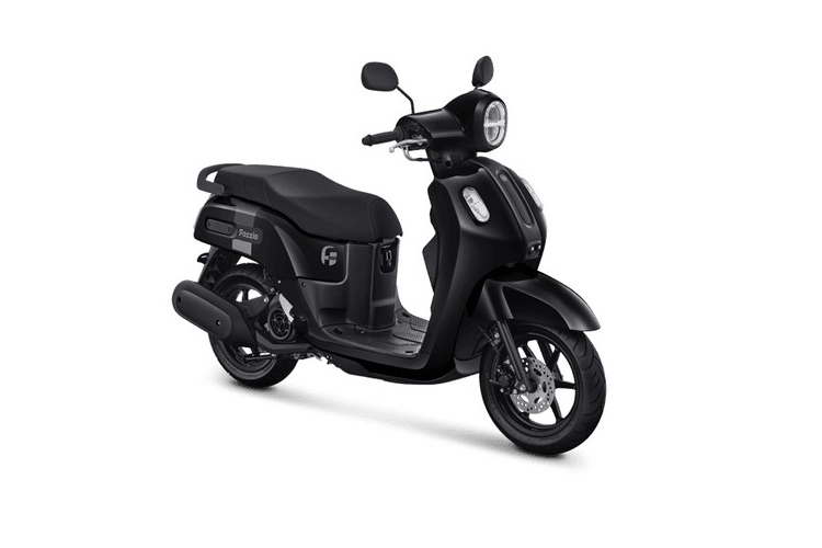 Mặt nạ của xe là nới chứa cặp đèn xinhan trước, được phân tách bằng ốp nhựa màu đen tương phản với màu sắc của xe. 