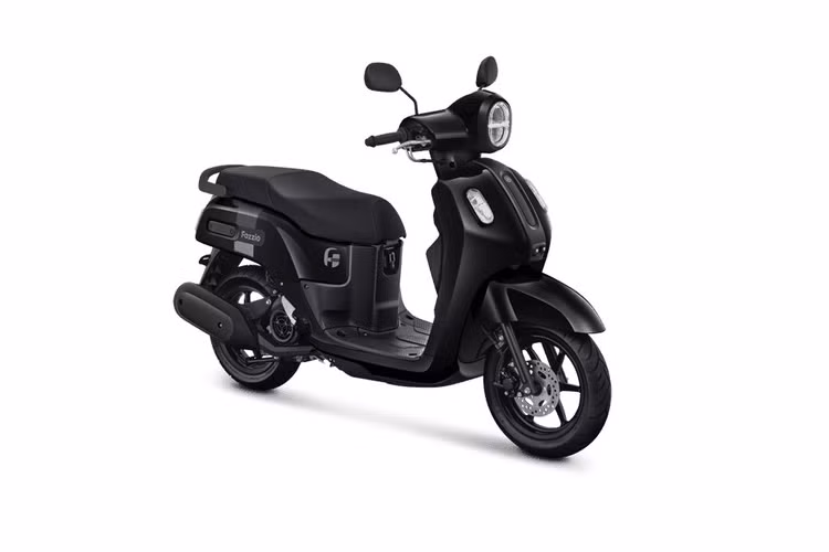 Mặt nạ của xe là nới chứa cặp đèn xinhan trước, được phân tách bằng ốp nhựa màu đen tương phản với màu sắc của xe. 