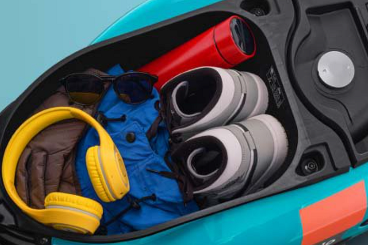 Kết hợp với tính năng này là hệ thống tạm ngắt động cơ SSS, giúp giảm lượng tiêu thụ nhiên liệu, giảm tiếng ồn và khí thải. Bên cạnh hệ thống hybrid tiết kiệm nhiên liệu, Yamaha Fazzio cũng có một số tiện ích giúp nâng cao trải nghiệm người dùng như hệ thống khóa thông minh Smart Key, cổng sạc USB và hộc chứa đồ nhỏ phía trước xe, và móc treo đồ tiện lợi.