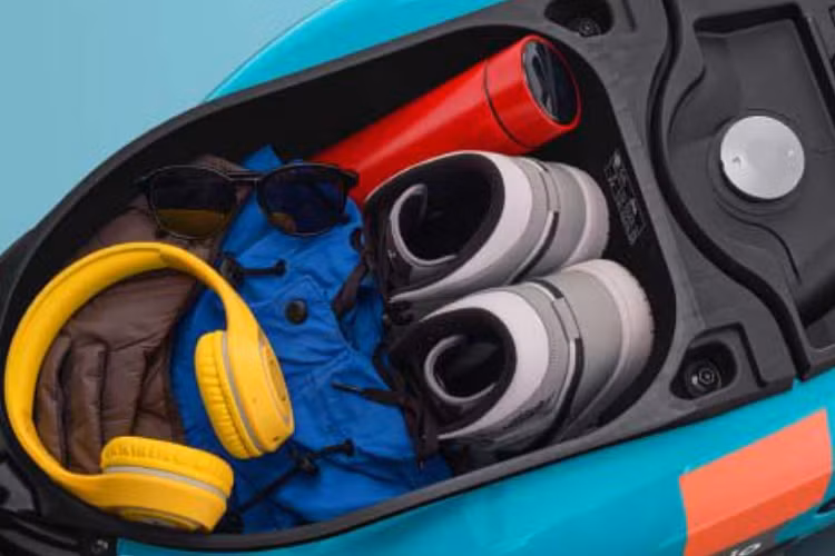 Kết hợp với tính năng này là hệ thống tạm ngắt động cơ SSS, giúp giảm lượng tiêu thụ nhiên liệu, giảm tiếng ồn và khí thải. Bên cạnh hệ thống hybrid tiết kiệm nhiên liệu, Yamaha Fazzio cũng có một số tiện ích giúp nâng cao trải nghiệm người dùng như hệ thống khóa thông minh Smart Key, cổng sạc USB và hộc chứa đồ nhỏ phía trước xe, và móc treo đồ tiện lợi.