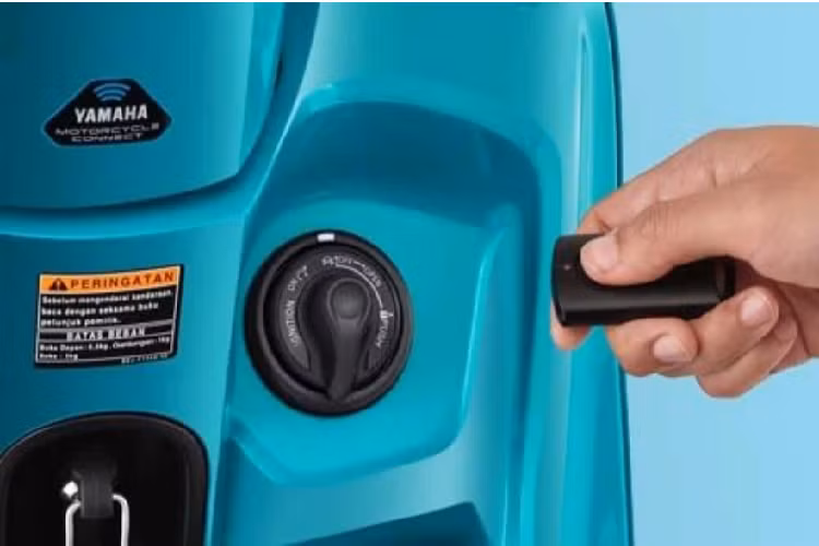 Ngoài ra, bên dưới yên xe là cốp chứa đồ 17,8 lít, có khả năng chứa được một mũ bảo hiểm cả đầu hoặc nhiều vật dụng cá nhân.