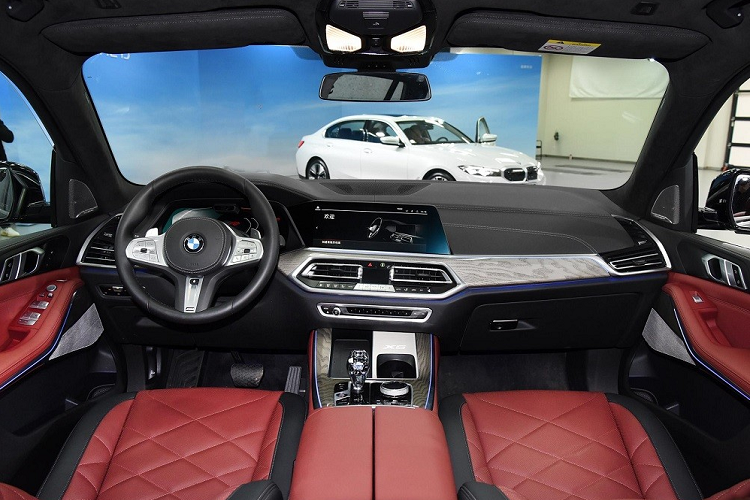 BMW X5 Li 2022 vẫn giữ thiết kế tổng thể của bản nhập khẩu. Tuy nhiên, hãng BMW đã bổ sung một số chi tiết thiết kế mới cho mẫu SUV hạng sang kéo dài này như khe gió sau chắn bùn trước đi kèm viền mạ crôm. Ngoài ra, hãng BMW còn trang bị gói phụ kiện M Performance với hệ thống xả M và cùm phanh M màu xanh dương cho xe. Trong khi đó, lưới tản nhiệt hình quả thận đôi cỡ lớn và đèn pha laser với tạo hình chữ "X" màu xanh dương được bê nguyên từ phiên bản nhập khẩu sang.